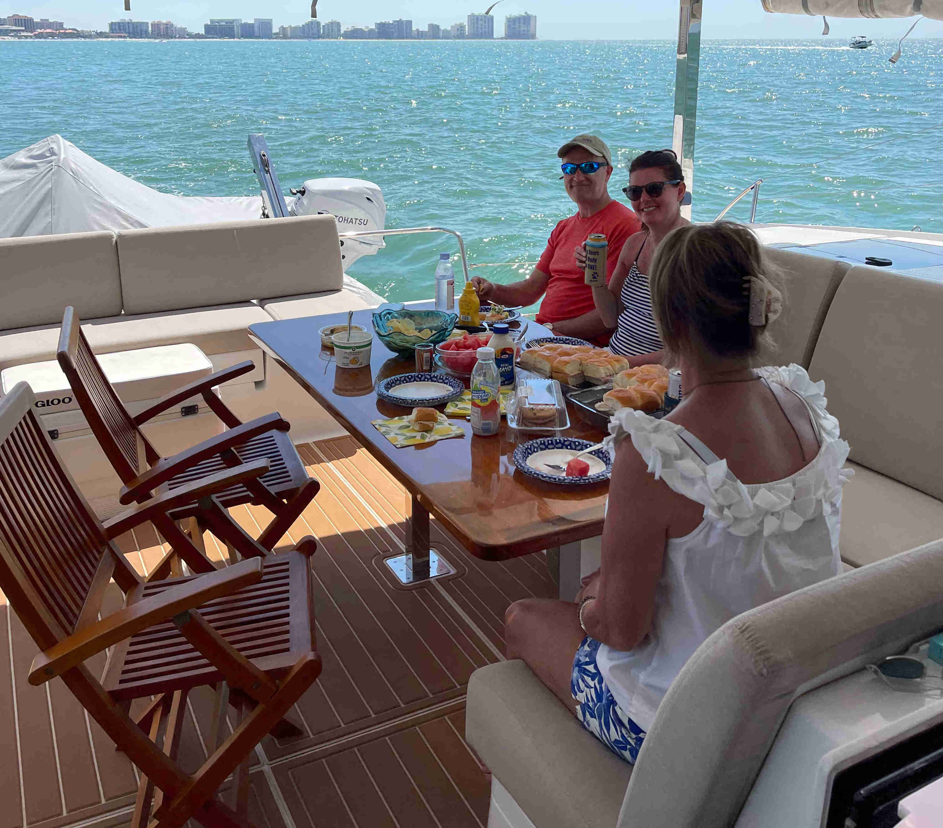 Guests dining aboard Mariah